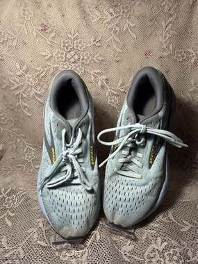LUS 8 Brooks Ghost 16 Size 7 Running Shoes